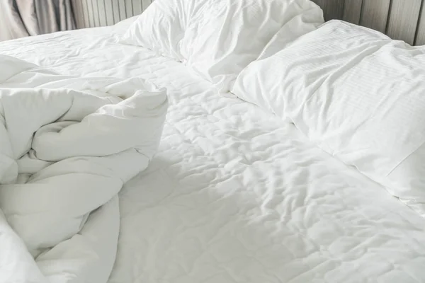 Rumpled sänky valkoinen sotkuinen tyyny koristelu makuuhuoneessa — kuvapankkivalokuva
