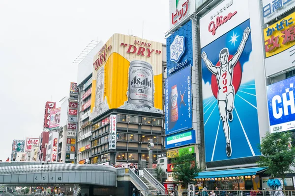 Ósaka, Japonsko - 19 listopad 2016: Skupina lidí, kteří jdou k shopp — Stock fotografie