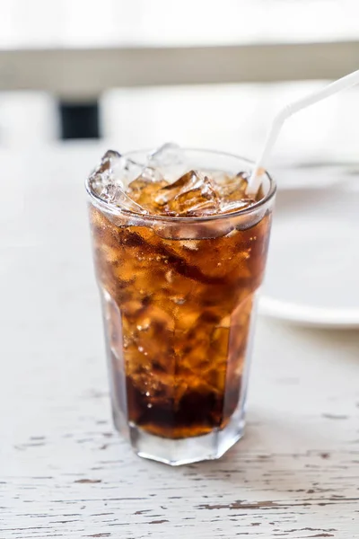 Iced cola op tafel — Stockfoto