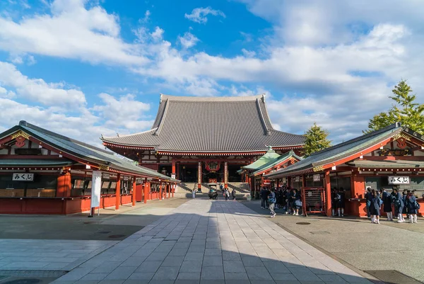 Tokyo-Nov 16: Trångt personer på buddhistiska templet Sensoji på Novem — Stockfoto