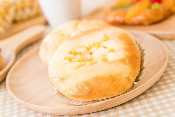 Pan con maíz y mayonesa —  Fotos de Stock
