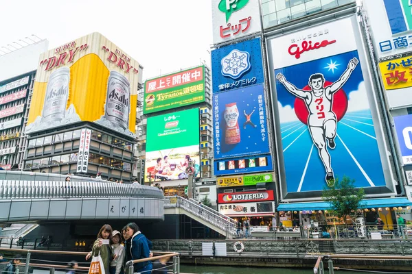 Osaka, Japonia - LIS 2016 19: Grupa ludzi chodzących do shopp — Zdjęcie stockowe