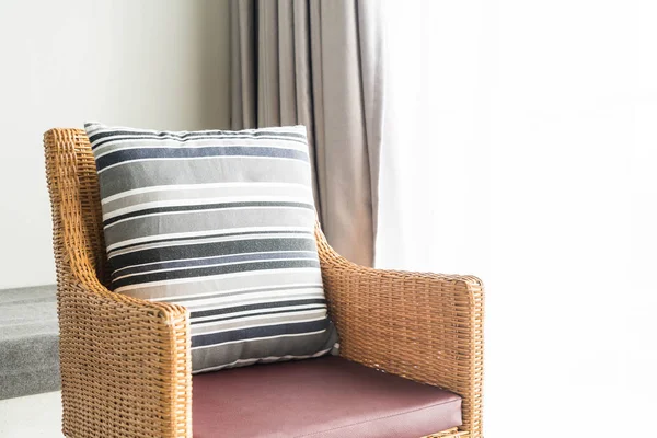 Красива розкішна подушка на прикрасі дивана в інтер'єрі вітальні — стокове фото