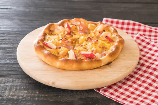 Hemgjord hawaiian skaldjur pizza — Stockfoto