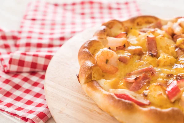 Hemgjord hawaiian skaldjur pizza — Stockfoto