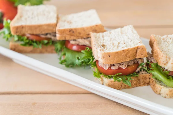 Thunfisch-Sandwich auf Teller — Stockfoto