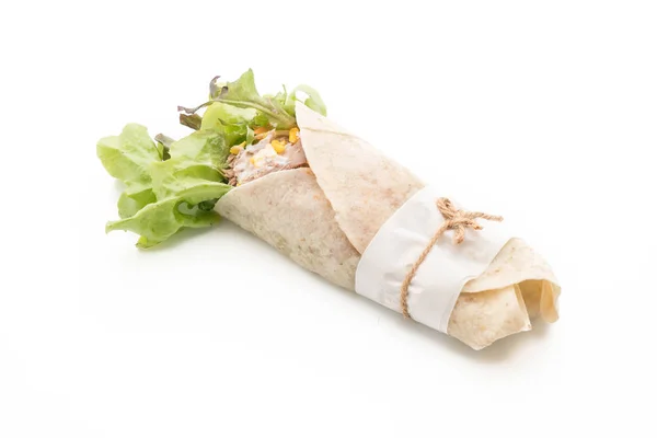 참치 옥수수 샐러드와 샐러드 롤 포장 — 스톡 사진