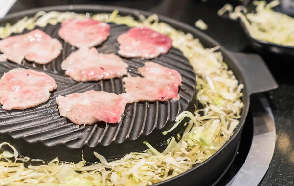 Varkensvlees gesneden grillen op pan — Stockfoto