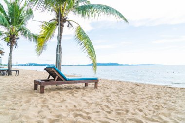 Tayland Pattaya Beach sandalye, palmiye ve tropikal plaj