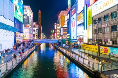 Osaka, Japonya - 19 Kasım 2016: Bir grup insan shopp için yürüyüş