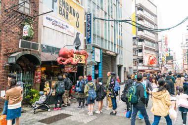 Osaka, Japonya - 19 Kasım 2016: Bir grup insan shopp için yürüyüş