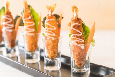  ahşap üzerine meyilli kızarmış karides