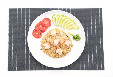 Kızarmış pirinç ve karides.