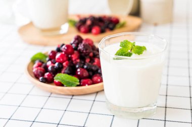 karışık meyveli Yoğurtlu