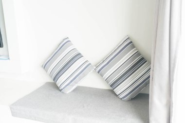 Oturma odasında kanepe dekorasyon güzel yastık 