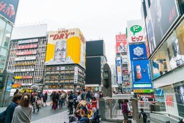 Osaka, Japonya - 19 Kasım 2016: Bir grup insan shopp için yürüyüş