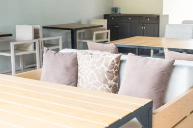 Boş kaldırım kafe sandalye ile 