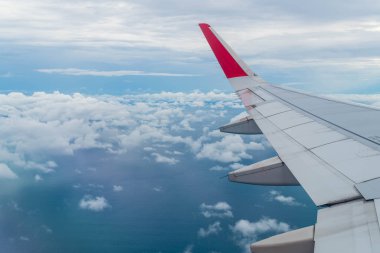 Bulutların üzerinde uçan uçak 