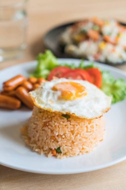 sosis ve kızarmış yumurta ile kızarmış pilav