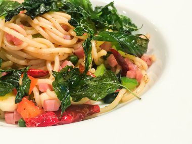 tavada kızartılmış acılı spagetti ham