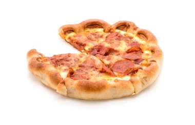 Beyaz zemin üzerine ev yapımı biberli Pizza 