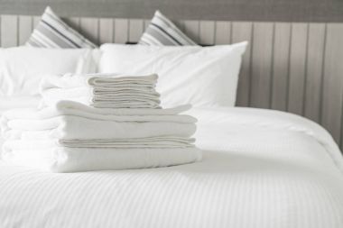 Yatak Dekorasyon yatak odası iç beyaz havlu 