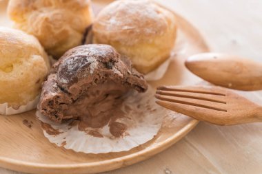 kremalı pasta plaka üzerinde