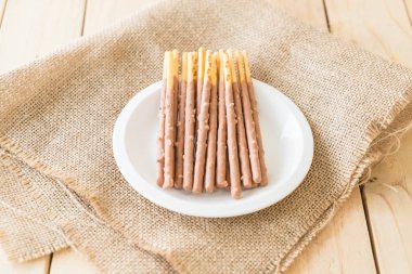 Badem aromalı bisküvi sopayla