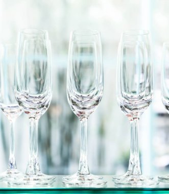 birçok boş gözlük bir çizgi