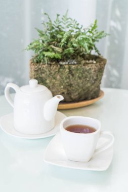 Çay fincanı masanın üstünde.