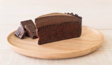 Ahşap üzerine çikolatalı kek