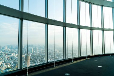 Tokyo Kulesi arka plan ile binanın pencere