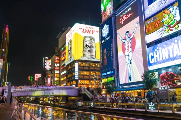 Osaka, Japan - Nov 19 2016: Groep van de mensen die lopen naar shopp — Stockfoto