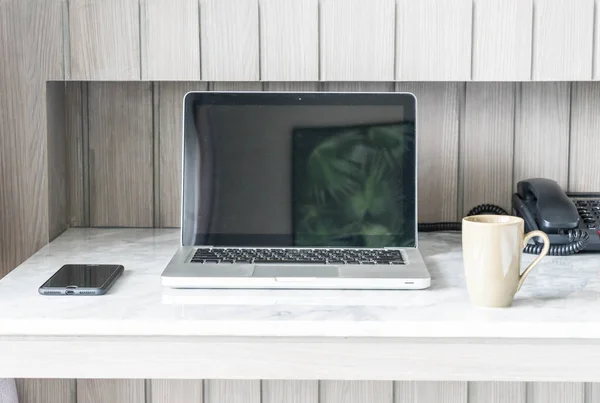 Koffiekopje met laptop en prachtige luxe tafeldecoratie in — Stockfoto