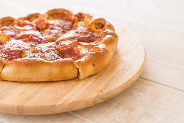 Ev yapımı biberli Pizza ahşap plaka üzerinde