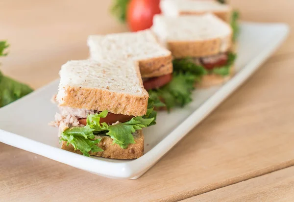 Thunfisch-Sandwich auf Teller — Stockfoto