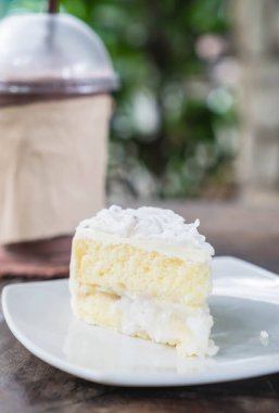 Hindistan cevizli pasta plaka üzerinde