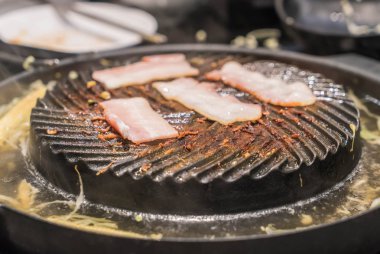 tava ızgara dilimlenmiş domuz eti