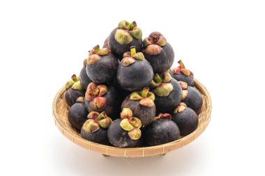 Beyaz üzerine taze mangosteen