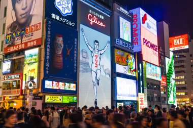 Osaka, Japonya - 19 Kasım 2016: Bir grup insan shopp için yürüyüş