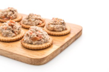 ton balıklı salata kraker ile