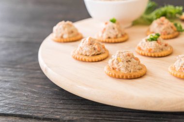 ton balıklı kraker ile yayıldı