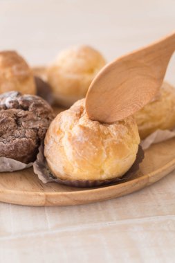 kremalı pasta plaka üzerinde