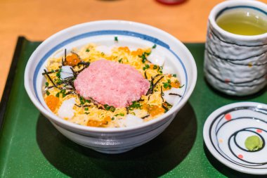 Çiğ balık ton balığı et tabağı üzerine