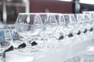 birçok boş gözlük bir çizgi 