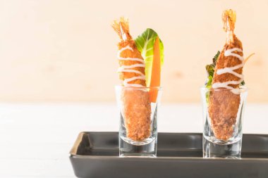  ahşap üzerine meyilli kızarmış karides