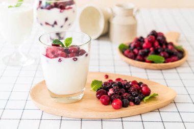 karışık meyveli Yoğurtlu