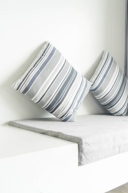 Oturma odasında kanepe dekorasyon güzel yastık 