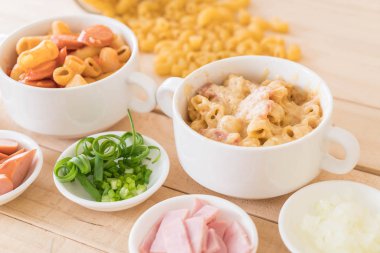 makarna peynir ve jambon