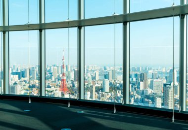 Tokyo Kulesi arka plan ile binanın pencere